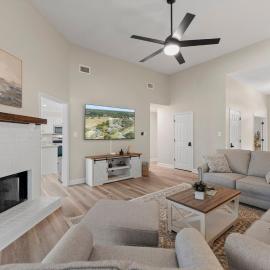 NEW Southern Oaks Retreat Sleeps 8 in Luxury, hotel v mestu Rincon