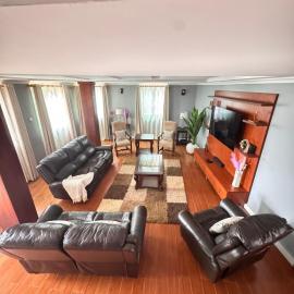 Akright 4 bedroom Family Home, Hotel in Bwebajja