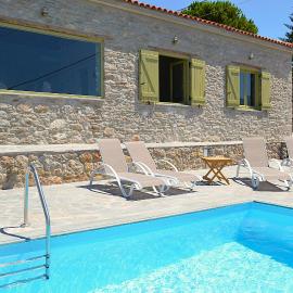 Villa Rokanes Glass Stone with Pool, hotel u gradu Kouvéllai