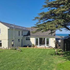 Coastal Family Haven 4 Bed with Stunning Sea Views