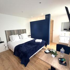 Aux Charmes - Suites Prestige et Petit Déjeuner en chambre - Cote d Opale, hotel di Isques