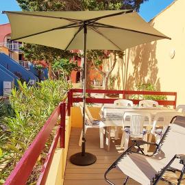 Les Couleurs Catalanes - Appartement avec clim, piscine, terrasse & cuisine d'été - plage à pied, Hotel in Le Barcarès