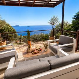 Villa Calliopé avec vue imprenable, jardin et piscine privée, hotel em Glóssa