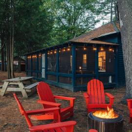 Spacious Waterfront Cabin with Private Dock Near Lake George & Saratoga Springs, Corinth, NY, hotel Corinth városában