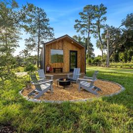 Serene and Cozy Cabin near Gilchrist Blue Springs, Perfect for a Small Town Florida Getaway, hotel in Lake City