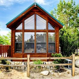 Scenic Mountain Cabin with Sierra Nevada Views on Highway 395 Near Lone Pine, California, Hotel in Lone Pine