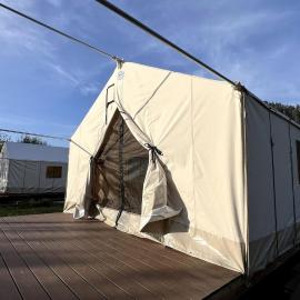 Luxurious Glamping Tent near Jedediah Smith Redwoods State Park, California, hotel i Klamath