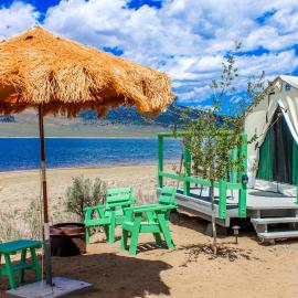 Cozy Lakeside Glamping Cabin with Mountain Views near Eastern Sierra, California, hotel in Bridgeport