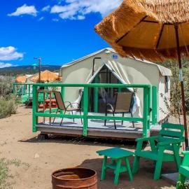 Stylish Lakeside Glamping Cabin with Eastern Sierra Mountain Views near Bridgeport, California, hotel in Bridgeport