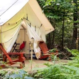 King Deluxe Glamping Tent w/ Private Raised Deck, Fire Pit, Gas Grill, Pet-Friendly Stay in Broadalbin, New York, hotel em Broadalbin