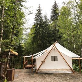 Rustic and Spacious Safari Tent in Forks, Washington, Perfect for a Glamping Getaway to the Pacific Northwest, hotell i Forks
