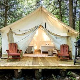 Boutique Queen Suite Glamping Tent with Two Queen Beds, Patio Dining, Grill, Pet Friendly in Broadalbin, New York, hotel em Broadalbin