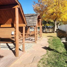 Rustic Extended-Stay Camping Cabin with Scenic Outdoor Amenities near Local Attractions in Fruita, Colorado، فندق في فرويتا