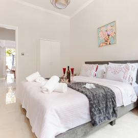 Enora Loutraki Guesthouse, hotel in Loutraki