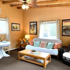 Charming Cabin with Kitchen and River Views, Perfect for a Glamping Retreat in Northern California, hotel i Klamath