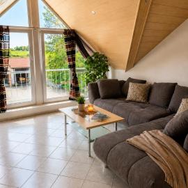 Schöne helle Dachwohnung in Hohenfurch für 2-4