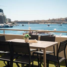 Exclusive Seafront Townhouse Central Sliema, Valletta Sea view, hotel i Sliema