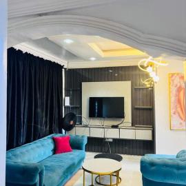 A very affordable shortlet for short rest in Aboru, hotel in Agbelekale