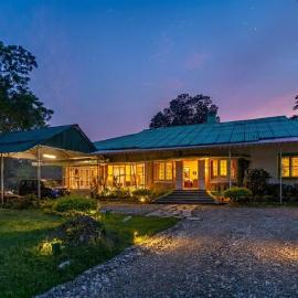 StayVista at The Sahib's Bungalow with BBQ & Bonfire, hotel in Kālchīni