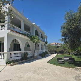 Mersina Apartments, מלון בקריון