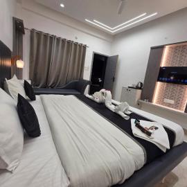 The Whispering Palms Resort, hotel in Bhopal
