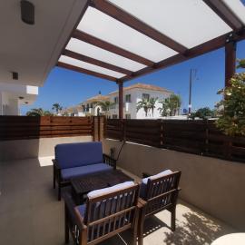 Sunny coast apartment by the sea, hotel em Protaras