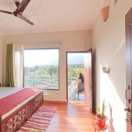 Aahista Stays- Mountain view homestay
