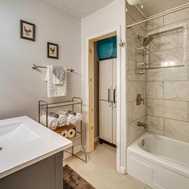 Walk to Town: Fayetteville Retreat w/ Hot Tub!, hotel di Fayetteville