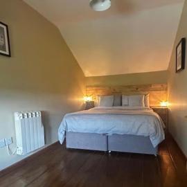 Farm Stay Sleeps 5 Dog Friendly w Parking, hotel East Derehamben