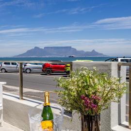 Altona- 5 Bedroom Beach House, Bloubergstrand