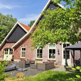 Landhuis onder de lindeboom, Hotel in Losser