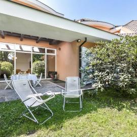 Rododendro Rosso: Duplex with Pool, Tennis and BBQ - Happy Rentals, hotel u gradu Ispra