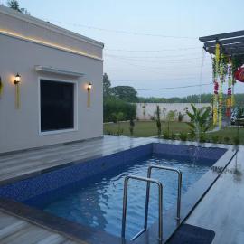 Angad Farms, hotel i Kharar