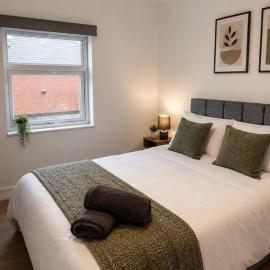 Contractor Workforce Accommodation - 5 Bedrooms Perfect For Work Crews & Groups, WiFi Smart TV's In All Rooms - Parking Sleeps 5-8 Guests, hotell i Kettering