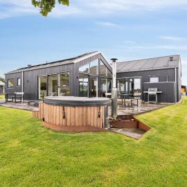 Lovely New-Built Cottage Near Sea, hotel en Aabenraa