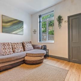 Modern 4-Bed Home with Parking & WIFI - Perfect for Families & Contractors