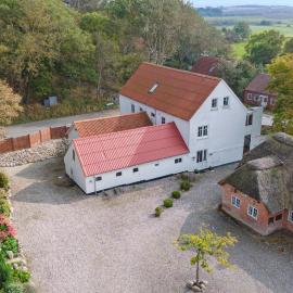 Large Holiday Home By The Limfjord, hotel in Thyholm
