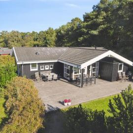 Excellent Cottage With Sauna And Spa 10 Persons, hotel v mestu Højby