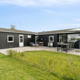 Lovely Summer House In Øster Hurup, hotel a Hadsund