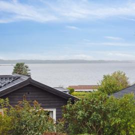Family-Friendly House With A View Of The Fjord, hotel din Ølsted