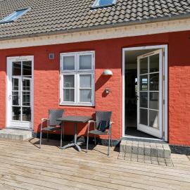 Holiday Apartment For 4 With Shared Pool, готель у місті Åkirkeby