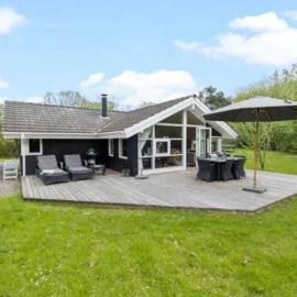 Cozy Cottage Just 200 M From The Beach, готель у місті Dronningmølle
