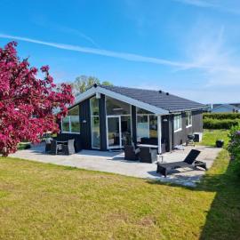 Cosy Summerhouse Near The Waterfront, khách sạn ở Strøby