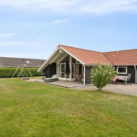 Beachside Holiday Home For The Whole Family, hotel v mestu Broager
