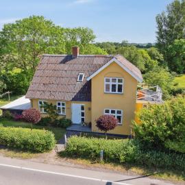 Beautiful Yellow Country Villa By The Water, hotel a Millinge