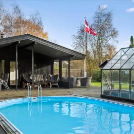 Holiday Paradise With Pool Near Havnsø Beach, hotelli kohteessa Føllenslev