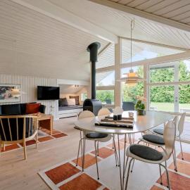 Summer House Close To Nature And Beach, готель у місті Dronningmølle