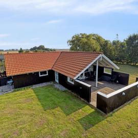Cozy Cottage Near Beach With Fenced Garden