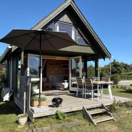 Cozy Small Holiday Home With Sea View, hotel di Østerby