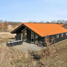 Modern Holiday Home With Spa For 10 People, hotelli kohteessa Bøtø By